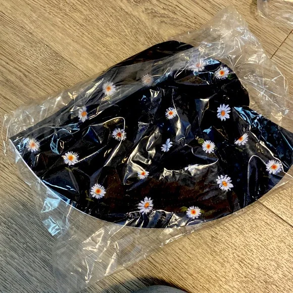 Alice + Olivia Daisy print hat NWT - Picture 2 of 6